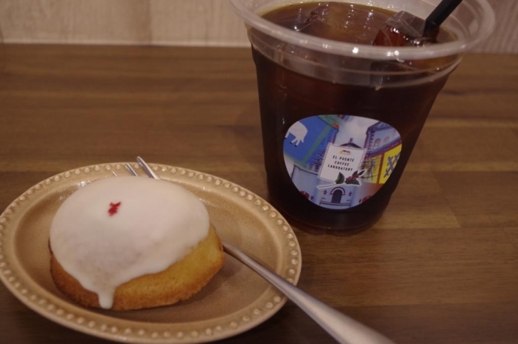 すっきりした美味しさの「水出しアイスコーヒー」（450円）と奈良から取り寄せているレモンケーキ「週末シトロン」（250円＋税）