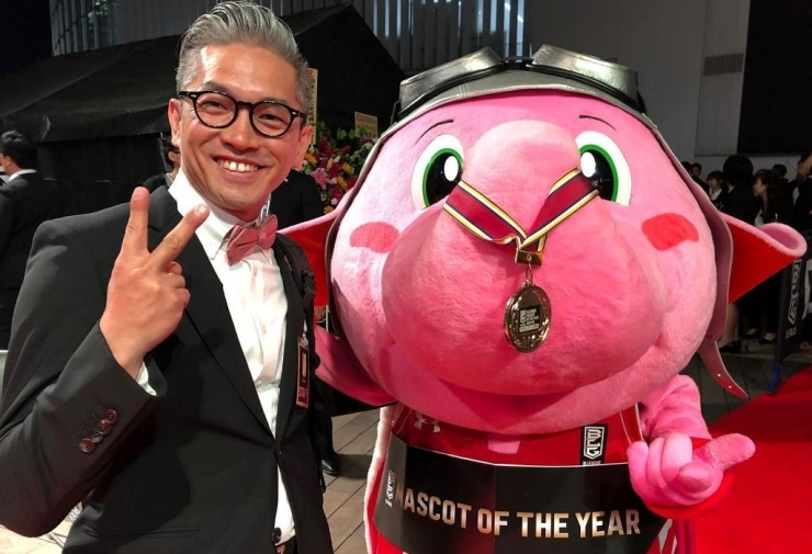 ムライタケシさんとジャンボくん<br>（2019年5月15日撮影　B.LEAGUE AWARD SHOWにて）