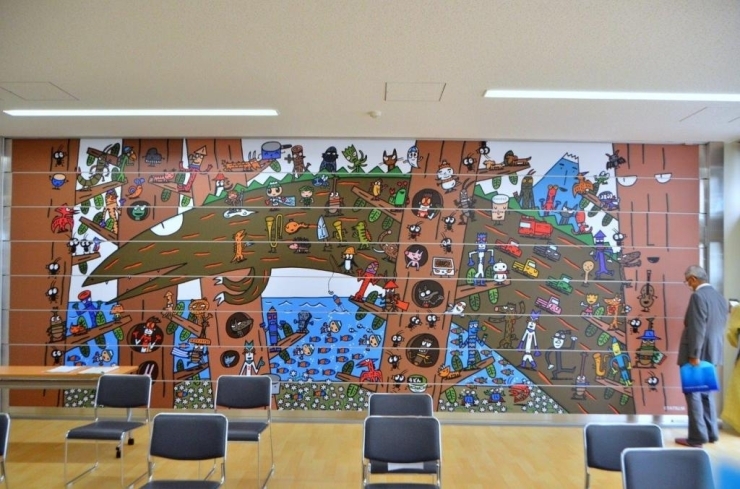 「保健指導室＋くつろぎオアシス」の中央シャッターには絵本作家宮西達也さんの絵が！