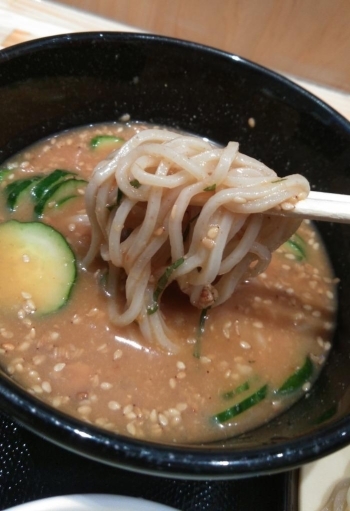 つけ汁がもっちもち麺にからみます<br>