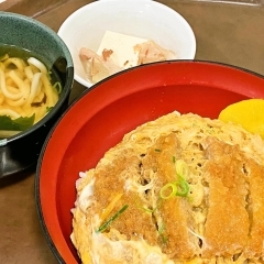 「加古川市役所食堂」さんで日替わり定食Bの豚かつ丼をいただきました♪