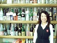 お店を切り盛りする青木さん。
幼いころから創業者の父を手伝っていた。
