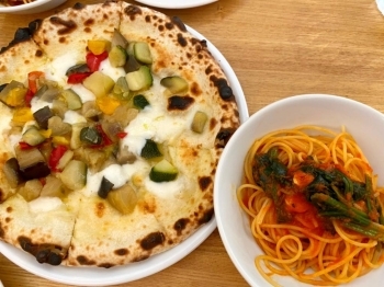 ピザセット（季節野菜とモッツァレラ）・プチサラダ付　1,000円（税別）