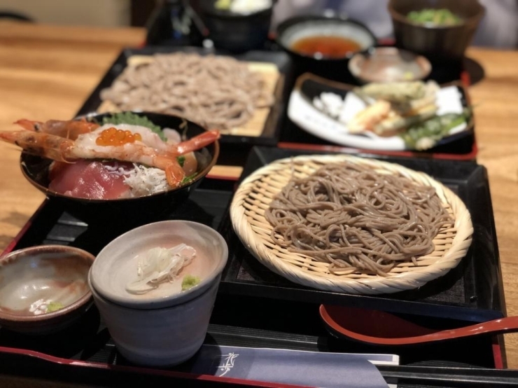 海鮮丼と半盛り蕎麦のセット（冷）<br>温かいお蕎麦も選べますよ♪