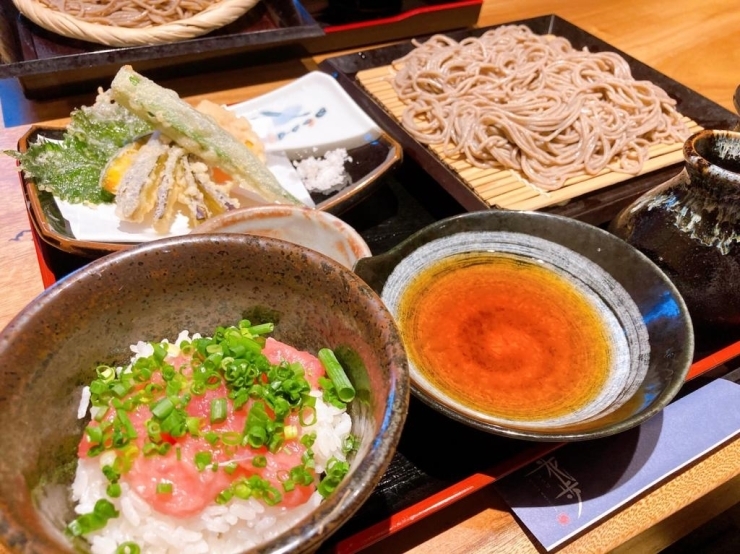 同僚が食べた野菜天蕎麦セット（蕎麦、野菜天麩羅、本日の飯物）<br>この日はネギトロ丼でした！