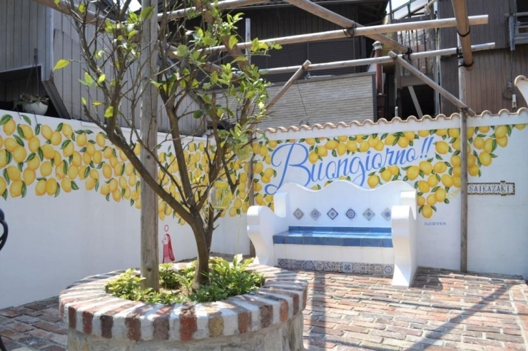 イタリア名産のレモンが壁いっぱいに描かれた「レモンガーデン」。誰もが撮りたくなる撮影スポットです。