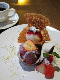 ケーキセット
（ケーキ＋ドリンク付）「Cafe Restaurant Comodo」