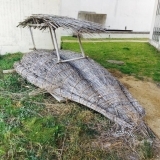 「寺田池」のそばにある大学のキャンパス近くに草で作られた舟を発見！！