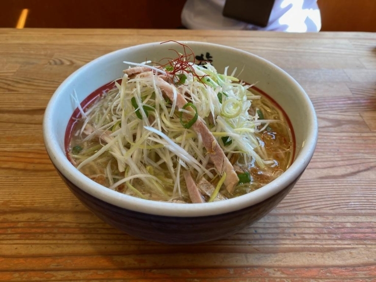 『ネギ塩ラーメン』970円（税別）<br>