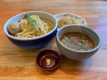 『塩つけ麺』880円（税別）。魚介の出汁がガツンと口に広がります。自家製麺でモッチモチの麺です。