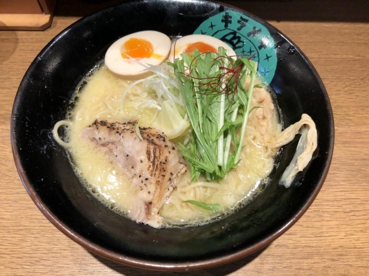 『鶏白湯塩ラーメン』850円+味玉100円（税込）<br>