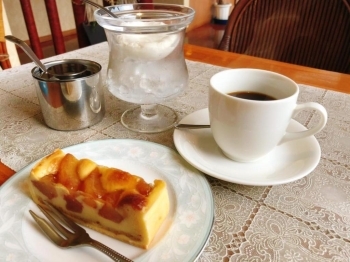 同僚はリンゴのタルトとコーヒーをセレクト。<br>生クリームの器が喫茶店らしさをより引き出します。