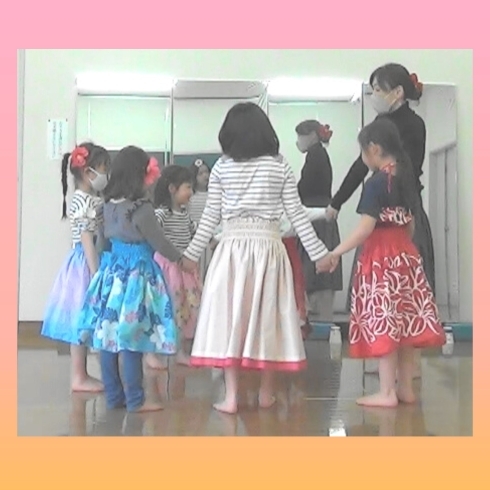レッスンの始めはみんなで輪になって一緒に楽しみます「子供フラダンス教室　那珂川市　4歳から小学生までのフラガール達！みんなで楽しく踊っています！」