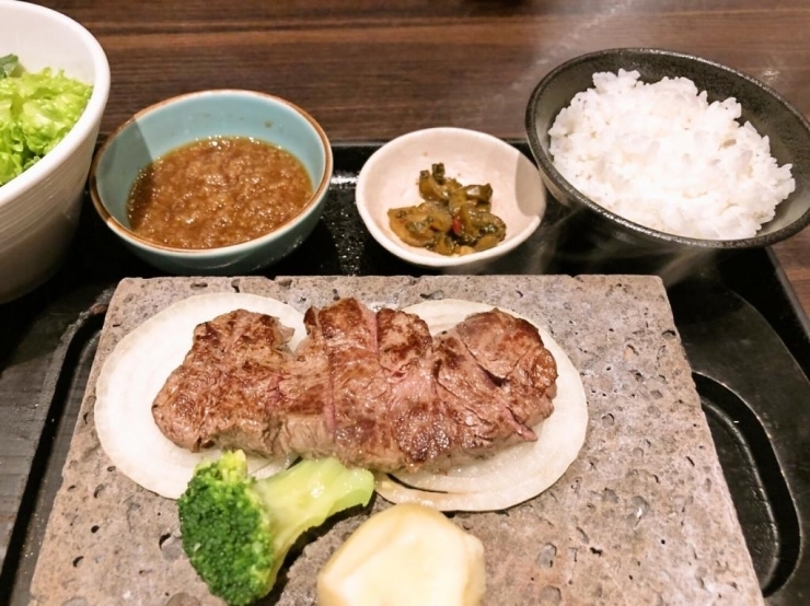 石焼ステーキ贅 長岡古正寺店 肉料理の数々を贅沢に ステーキ専門店でランチ 長岡のおすすめランチ特集 まいぷれ 長岡市