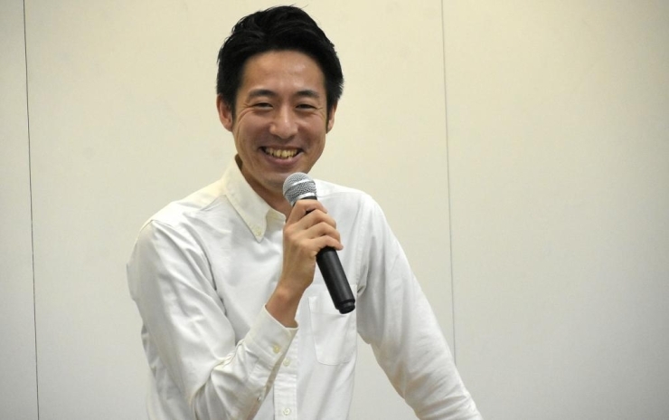 登壇する粕谷哲さん