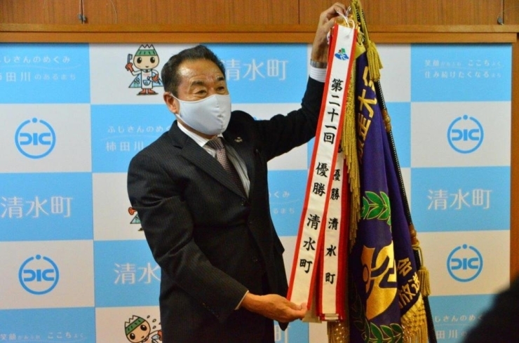 関義弘町長が優勝旗にペナントを取り付けました
