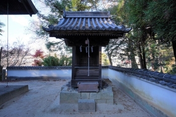 【境内社】<br>この末社も靭負神社とある。岡山市北区芳賀にも同名の神社があるが関係は不明。<br>