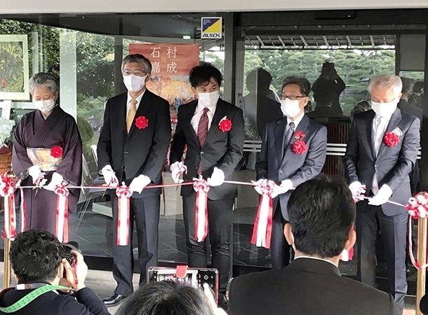 香川県の中津万象園・丸亀美術館での個展が開催中です。<br><br>開催初日（2020年11月14日）のオープニングセレモニーでは、香川県副知事や丸亀市長らによるテープカットで個展がスタートしました。