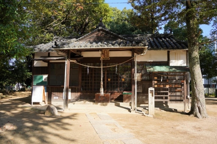 【小島神社・拝殿】<br>通称鬼道様(きどうさま)と呼ばれている。