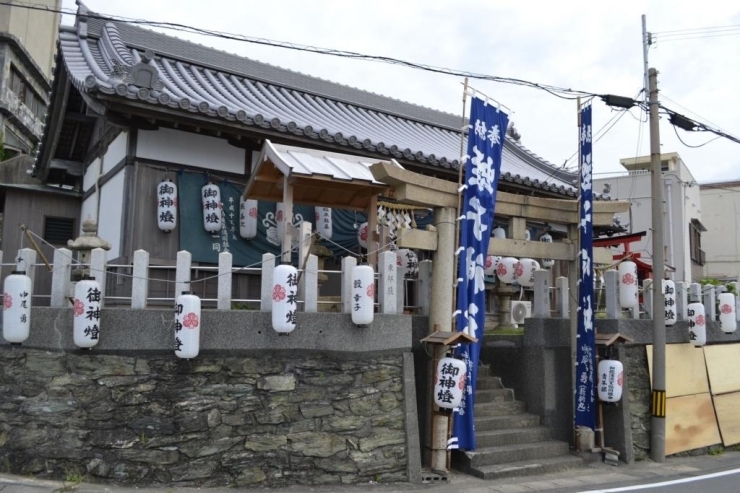 和歌浦の海を見守る「蛭子神社」。台風の被害を受けた覆屋（おおいや）の修復が2020年2月に完了。