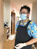 診察に向かうこたに先生。受診台の患者さんとの飛沫感染対策を徹底的に考えた特製フェイスシールド。