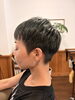 「襟足のデザインで楽しむショートヘアスタイル」