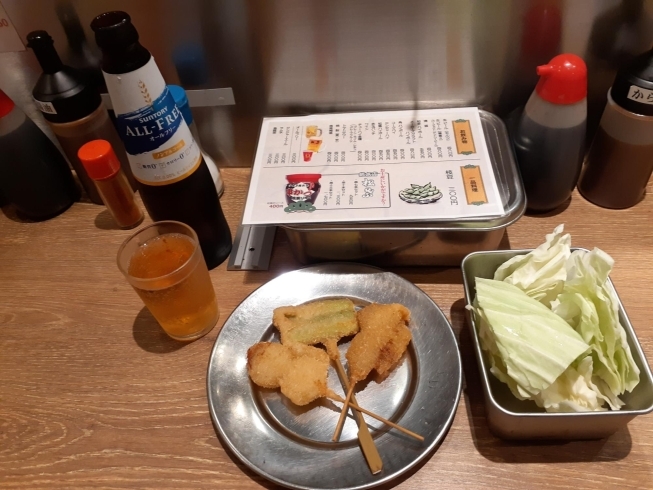 右から、牛串、アスパラ、玉葱「大阪名物を食す！」