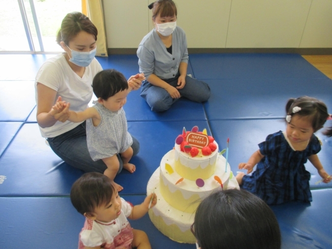 果物いっぱい飾ろう「今日はお誕生日会がありました」