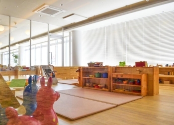 「和歌山市地域子育て支援拠点施設」は和歌山市民図書館4階のエレベーターそばにあります。