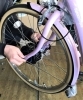 新車の組立作業
自転車は7割程度が組まれて入荷します。「サイクルショップ矢野」