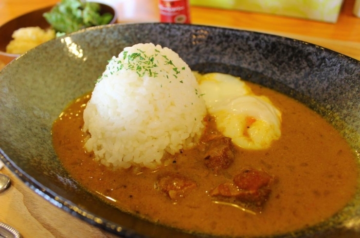 カレーセットはサラダとドリンク付き!!