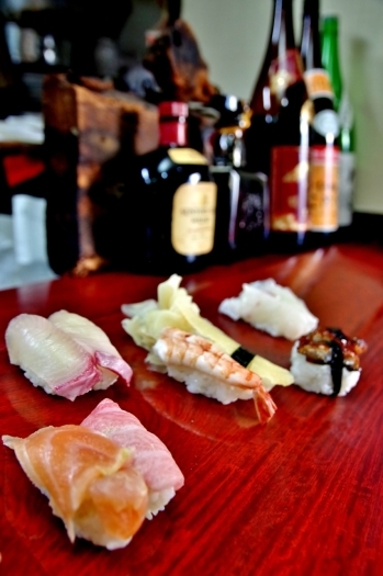 カウンターに次々と並ぶ寿司と好みの酒でゆったりとした時間を！「寿司割烹 光月」
