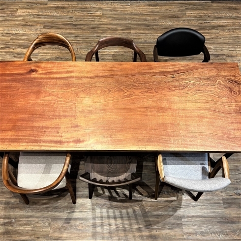 商品写真「[珍しい一枚板]6人で使用可能な大きいサイズの一枚板テーブル、無垢のテーブル、ダイニングテーブルのご紹介。札幌市清田区の家具の店、Ties interior。」