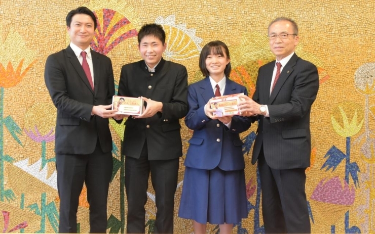 千葉ジェッツ・田村征也社長（写真左）とともに、松戸徹船橋市長（写真右）を表敬訪問