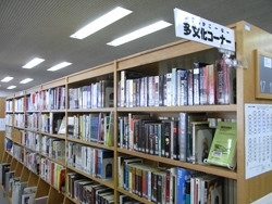 「大久保図書館」木のぬくもりを感じる図書館は、多文化のふれあいの場所。