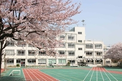 「戸山小学校」地域密着型の教育を進める、新宿区内でも児童数の多い小学校
