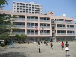 「花園小学校」2つの小学校が統合し1995年に開校した桜色の小学校