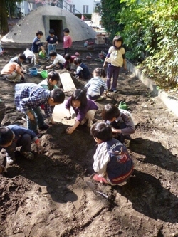 「日本キリスト教団下落合教会付属下落合みどり幼稚園」土の庭、木のぬくもりの園舎でじっくり遊び育つ子どもたち