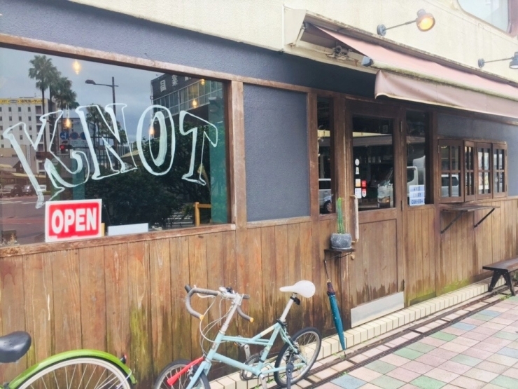 窓に“KNOT”と書かれているのが目印です★