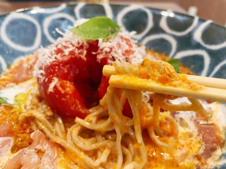 トマトがとてもやわらかい…！ 麺は蕎麦とパスタのいいとこどりなのです(*^^*)