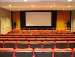 「新宿武蔵野館」3つのシアターを擁する歴史のある映画館です。