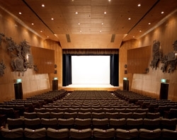 「紀伊國屋ホール」老舗の劇団から新進気鋭の劇団まで幅広く演劇を上演しています。