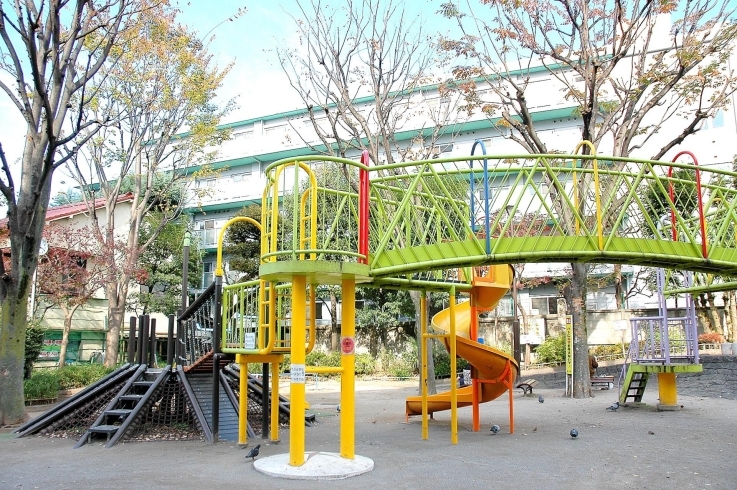「蜀江坂公園（しょっこうざかこうえん）」蜀江坂の中程にあり、大型複合遊具めいっぱいの公園