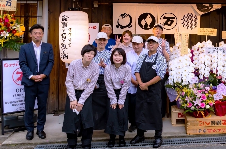 気さくで陽気なスタッフの方たちの温かな接客が「万」さんのいいところ！