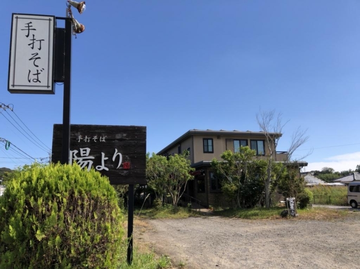 手打そばの看板が目印です！