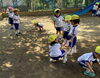園庭は大きなキャンバスになることも。ここから遊びが広がっていきます。「暑い日も木陰で元気いっぱい遊んでいます🌞🌳」