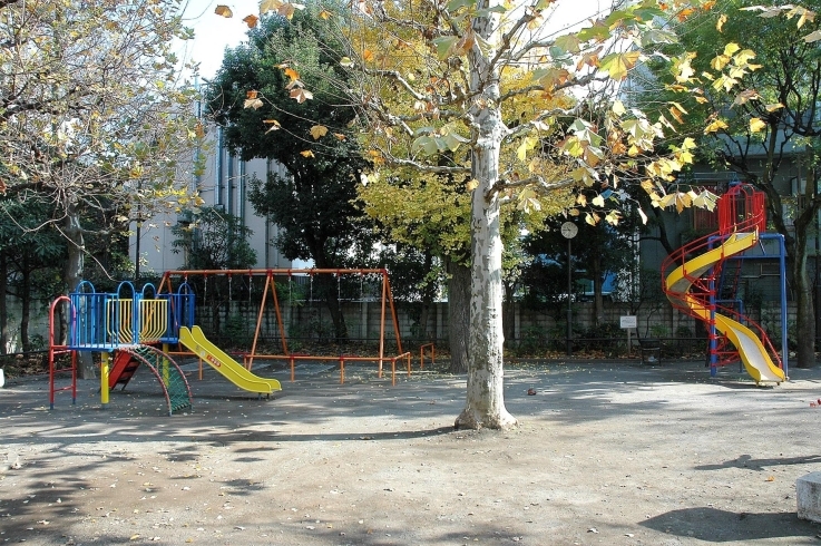 「西大久保公園」韓流ショップ街の裏手にある公園