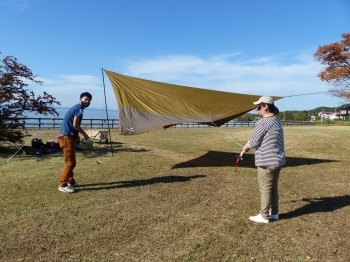 どんなテントになるんだろう？　「大変ですね」と聞いてみたら「風が無いから、楽ですよ。」と笑顔で応えてくれました。