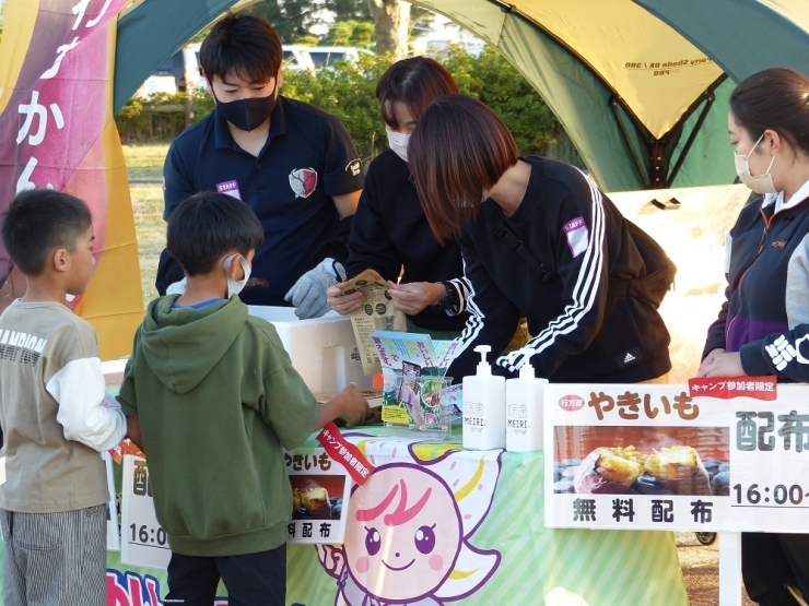 焼き芋の無料配布♪　「熱いから、気をつけてね」