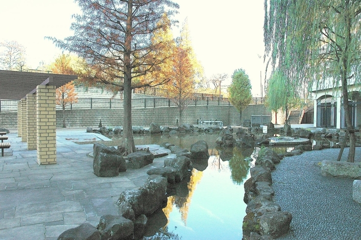 「妙正寺川公園」妙正寺川沿い、運動広場を併設する公園